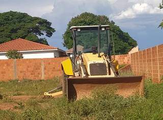 Idoso &eacute; preso negociando retroescavadeira furtada h&aacute; quase um m&ecirc;s