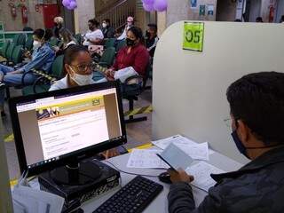 Moradora se candidatando a uma das vagas oferecidas na Funtrab. (Foto: Luiz Valney)