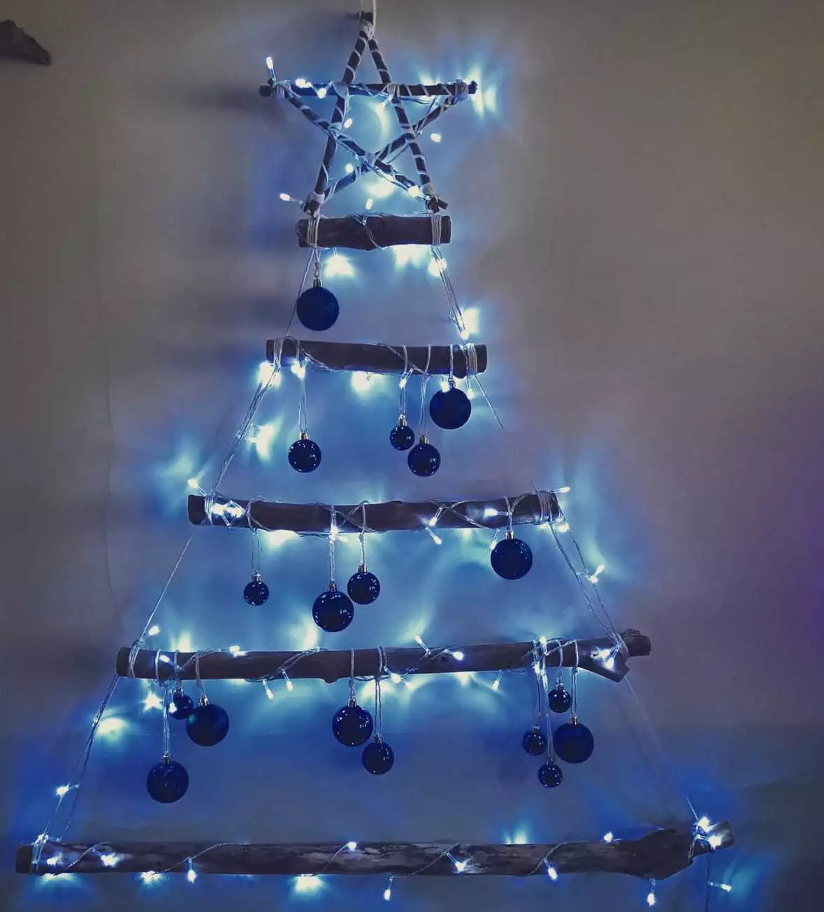 Na parede, árvore de Natal é dica até para conter gatinho destruidor -  Consumo - Campo Grande News