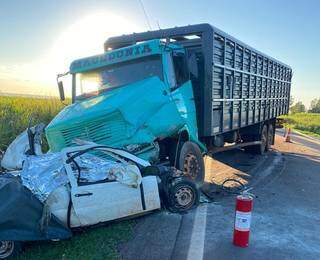 Fiat Strada ficou destruída após colisão frontal com carreta (Foto: Direto das Ruas)