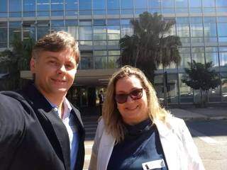 Etienne Biasotto e a vice Cláudia Lima em frente Ministério da Educação, ontem (Foto: Reprodução/Redes Sociais)