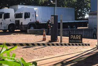 Policial chega à sede da PF em Campo Grande com malote (Foto: Marcos Maluf)