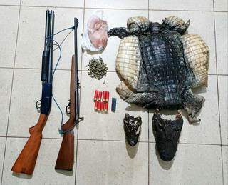 Preso com armas e muni&ccedil;&otilde;es, ca&ccedil;ador tinha carca&ccedil;a de jacar&eacute;s em casa 