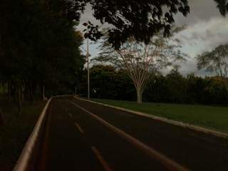 No escuro, trecho do Parque da Na&ccedil;&otilde;es Ind&iacute;genas assusta frequentadores