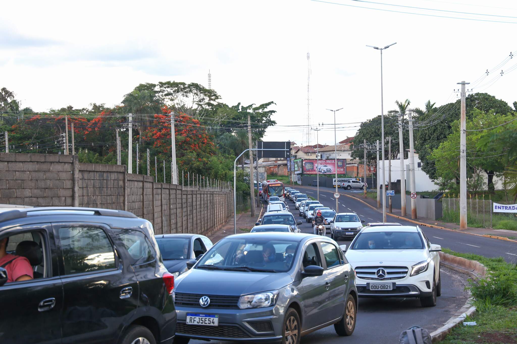 Vizinho fecha esquina com carretas e moradora reclama já bati meu carro -  Direto das Ruas - Campo Grande News