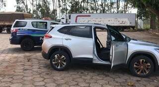 Trio é pego com carro roubado avaliado em R$ 100 mil antes de trocar por drogas Trio é pego com carro roubado avaliado em R$ 100 mil antes de trocar por drogas