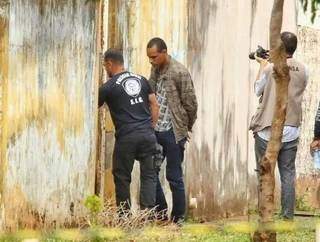 Deivid, acusado de matar a criança, durante reconstituição do crime em agosto do ano passado (Foto: Arquivo/André Bittar) 