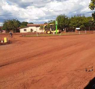 Comerciantes reclamam de preju&iacute;zos com via fechada h&aacute; 3 meses por obra
