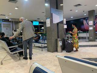 Sala de embarque do Aeroporto Internacional de Campo Grande, ontem à noite, bem tranquila e sem aglomeração (Foto: Flávia Souza)