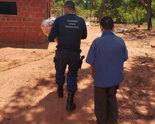 Guardas municipais compram cesta b&aacute;sica para idoso que teve a casa furtada
