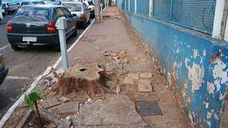 Calçada quebrada na rua Barão do Rio Branco (Foto: Arquivo)