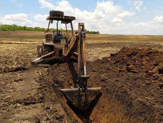 Escavadeira usada para encontrar evidências de crime ambiental. (Foto: Polícia Militar Ambiental)