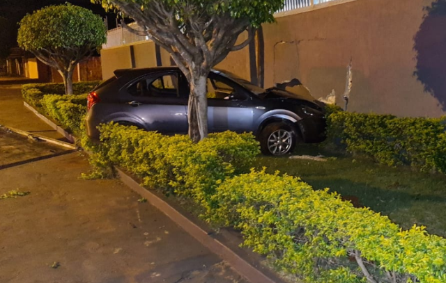 Motorista sai de conveni&ecirc;ncia, perde controle do carro, atinge muro e vai preso