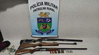 Armas apreendidas com trio enquanto caçavam animais em mata (Foto:TL Notícias)