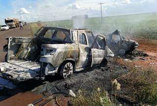 Carros batem de frente, pegam fogo e gr&aacute;vida morre