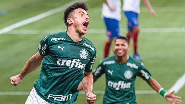 Palmeiras faz tr&ecirc;s gols no primeiro tempo, derrota o Bahia e &#039;dorme&#039; no G-4