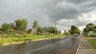 Com nuvens carregadas, chuva passageira atinge bairros da Capital