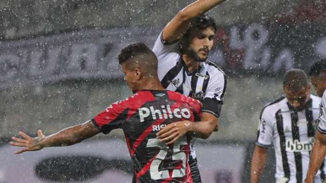 Com gol de Vargas, Atl&eacute;tico-MG supera Athletico-PR e encosta na ponta da tabela