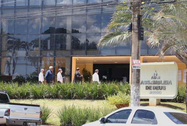Ap&oacute;s &ldquo;tapinha no bumbum&rdquo;, pela 1&ordf; vez em 22 anos igreja tem disputa em elei&ccedil;&atilde;o