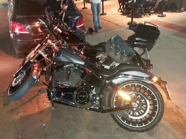 Motorista derruba motos avaliadas em R$ 140 mil, tenta fugir e quase atropela PM