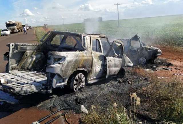 Carros batem de frente, pegam fogo e gr&aacute;vida morre