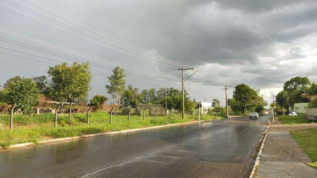 Com nuvens carregadas, chuva passageira atinge bairros da Capital