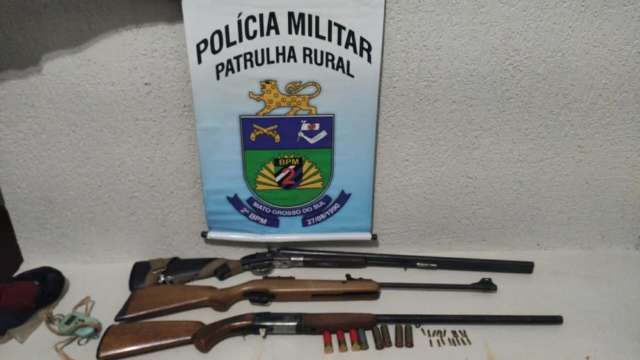 Trio &eacute; preso com espingardas e rifle enquanto ca&ccedil;ava javali em mata