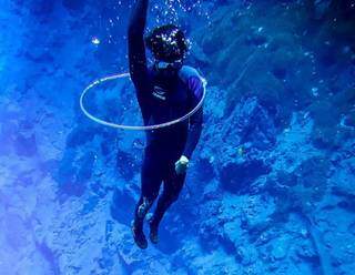 Até passar por dentro do arco formado o mergulhador faz (Foto: Arquivo Pessoal)