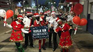 De máscara, artístas encantavam com roupas coloridas e receiam quem passava pela 14 de Julho. (Foto: Ângela Kempfer)