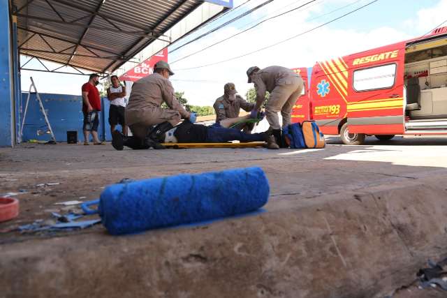 Homem cai de altura de tr&ecirc;s metros quando pintava fachada de loja