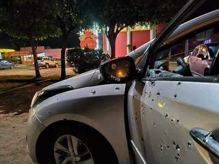 Veículo de casal possui placas brasileiras e foi alvo de mais de 100 tiros de fuzil (Foto: Divulgação/PCMS)