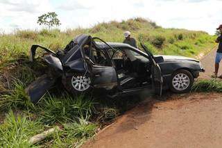 Carro ficou completamente destruido. (Foto: Kisiê Ainoã)