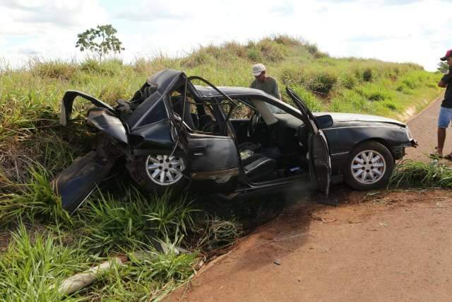 Motorista perde controle da dire&ccedil;&atilde;o e destr&oacute;i carro em barranco 