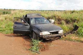 Carro caiu em valeta no acostamento da rodovia. (Foto: Kisiê Ainoã)