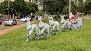 Trenó do Papai Noel está em frente à Prefeitura de Campo Grande (Foto: Kisie Ainoã)