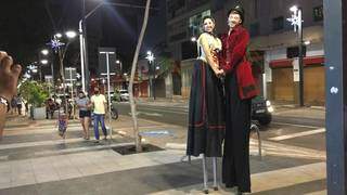 Casal perna de pau encantou e fez muita gente parar para fazer uma foto. (Foto: Ângela Kempfer)