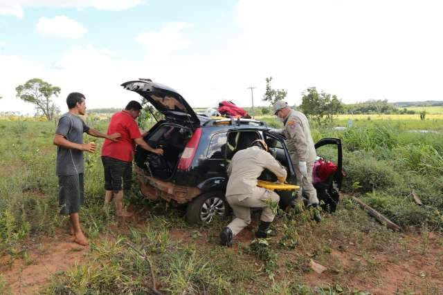 Na volta de cachoeira, pneu estoura e carro vai parar dentro de mata