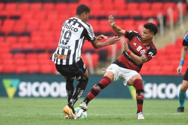 Com cabe&ccedil;a na Libertadores e meninos em campo, Santos &eacute; goleado pelo Flamengo