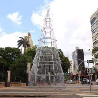 Árvore de Natal na calçada da Praça Ary Coelho, na 14 de Julho com Afonso Pena (Foto: Kisie Ainoã)