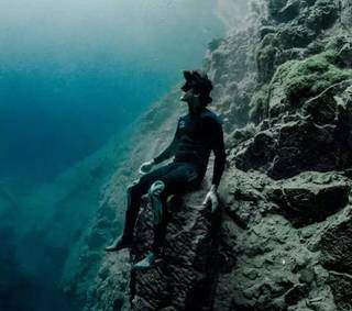 Iago sentado em uma rocha debaixo d&#39;água (Foto: Ruver Bandeira)