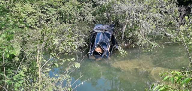 Motorista perde controle da direção, cai em rio e anda 6km para pedir ajuda