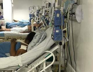Pacientes em leitos de UTI no Hospital da Vida; não há vaga (Foto: Direto das Ruas)