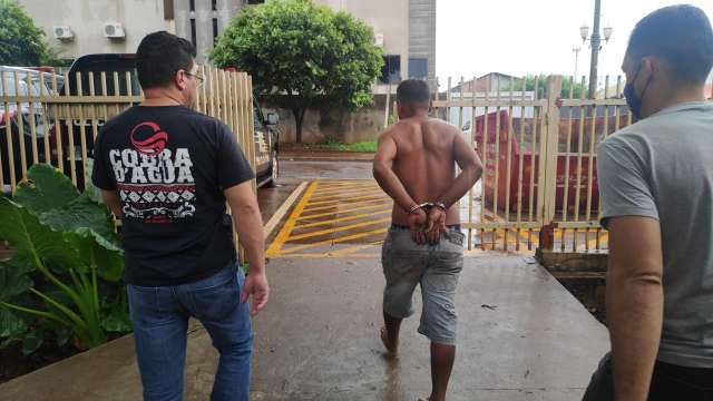 Morador de rua &eacute; preso em flagrante por tentar matar desafeto a pauladas