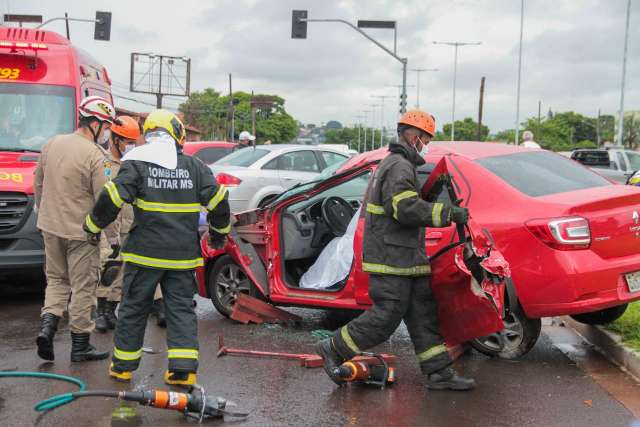 Motorista fica presa em veículo após acidente na Fábio Zahran