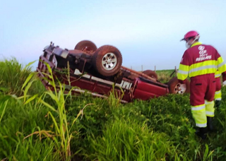 Mulher morre após caminhonete sair da pista e capotar em rodovia Mulher morre após caminhonete sair da pista e capotar em rodovia