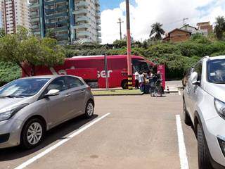 Em Campo Grande, um dos pontos de parada é no estacionamento do Carrefour (Foto: Ângela Kempfer)