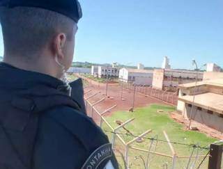 Policial militar em torre de vigilância da PED neste sábado (Foto: Direto das Ruas)