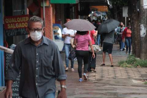 C&eacute;u fechado pega moradores de surpresa e faz guarda-chuva sair do arm&aacute;rio 