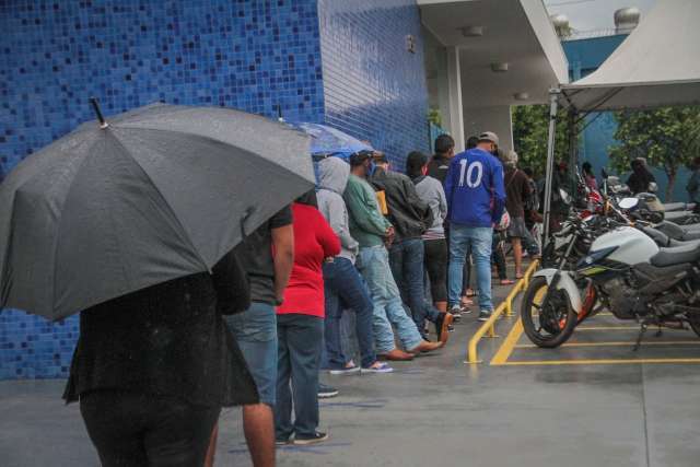 &ldquo;Vai fazer falta&rdquo;, dizem benefici&aacute;rios em fila do &uacute;ltimo Aux&iacute;lio Emergencial