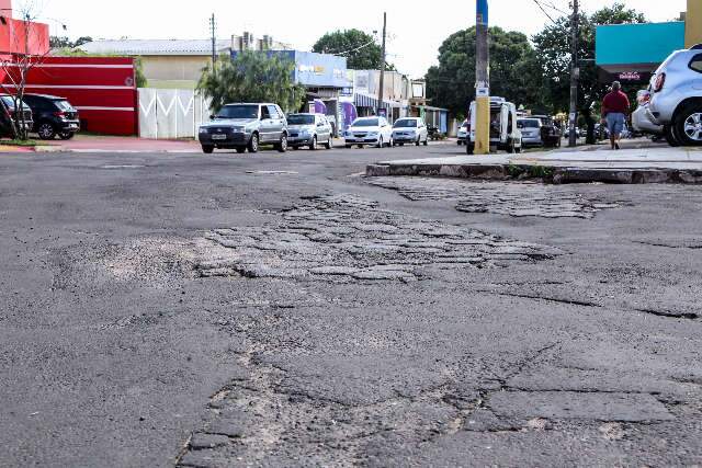 Al&eacute;m de deixar a cidade &quot;feia&quot;, asfalto remendado &eacute; &quot;peso no bolso&quot; 
